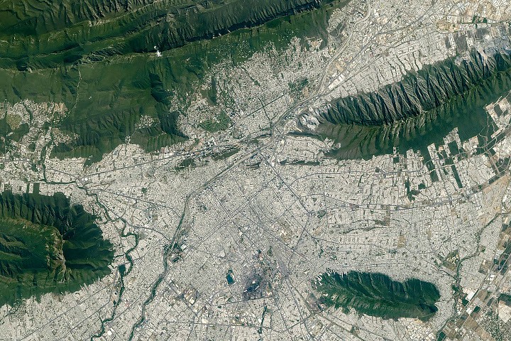 Tierra: Monterrey, atrapada entre pliegues de roca