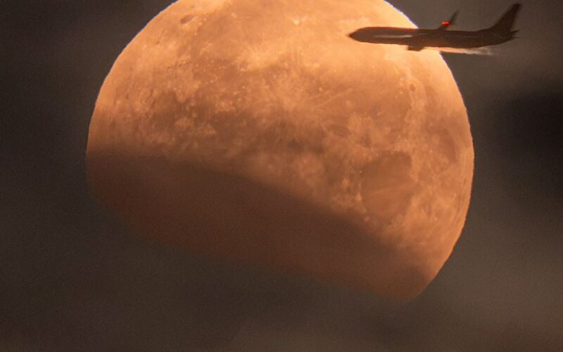 Espacio: Un eclipse lunar desde un avión
