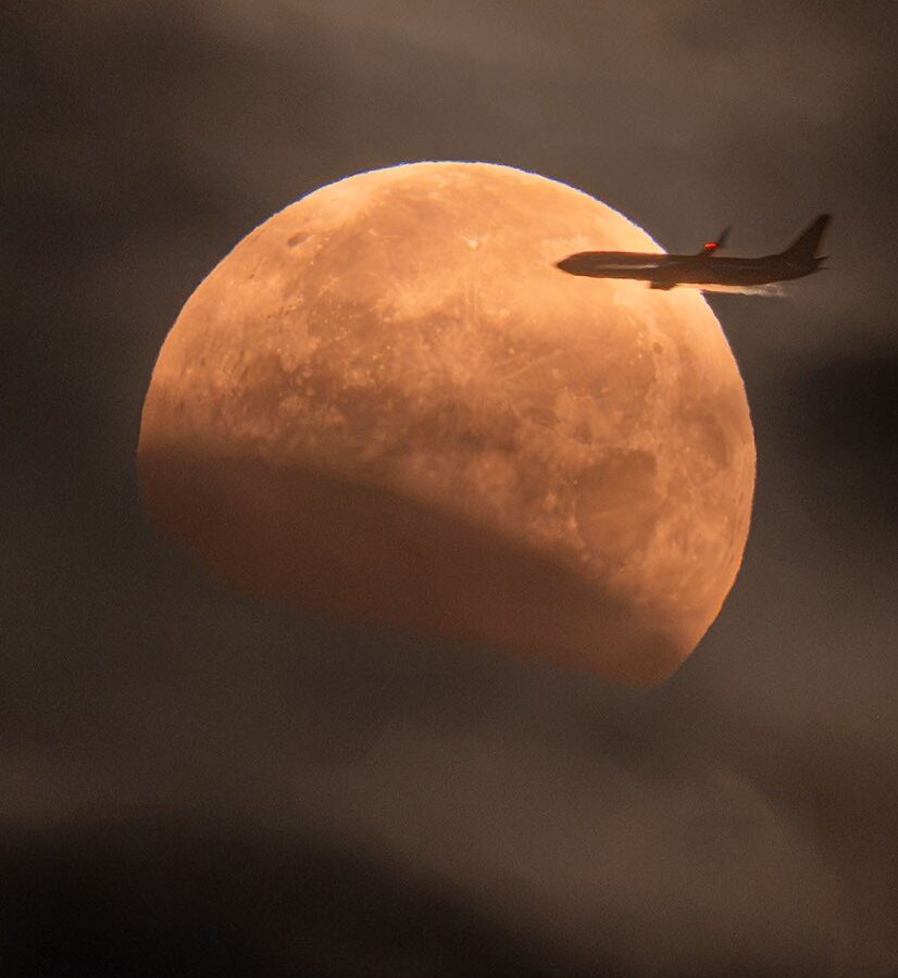 Espacio: Un eclipse lunar desde un avión