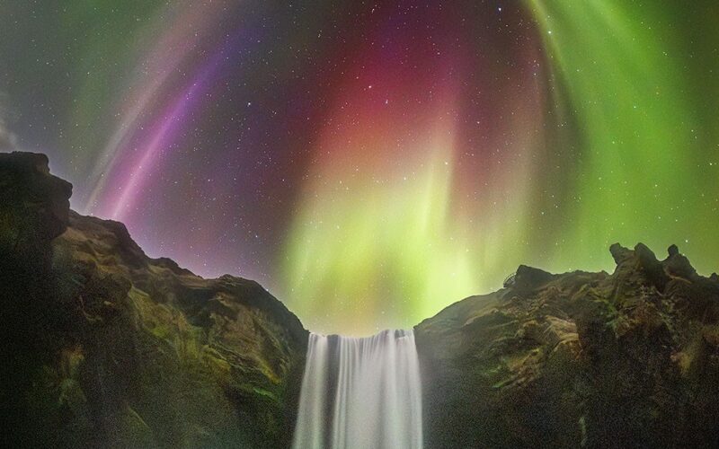 Espacio: Una aurora cae sobre Skógafoss