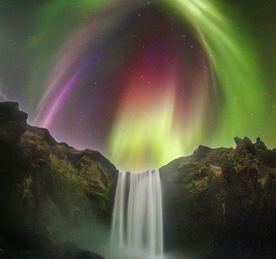 Espacio: Una aurora cae sobre Skógafoss