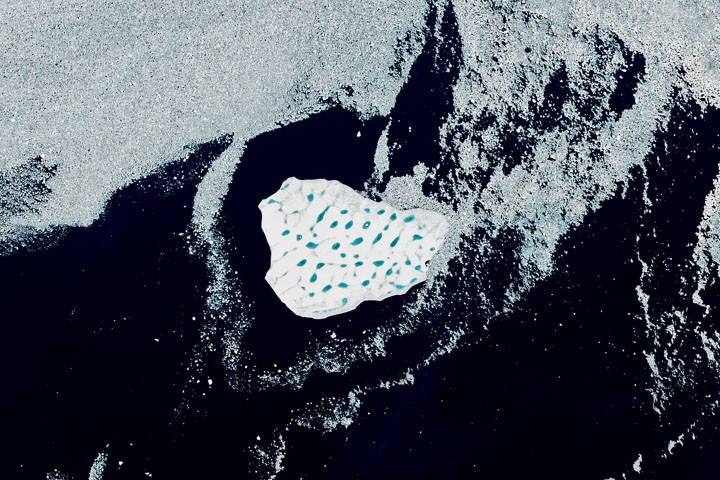 Hielo: Un gran iceberg deriva hacia el Atlántico Norte