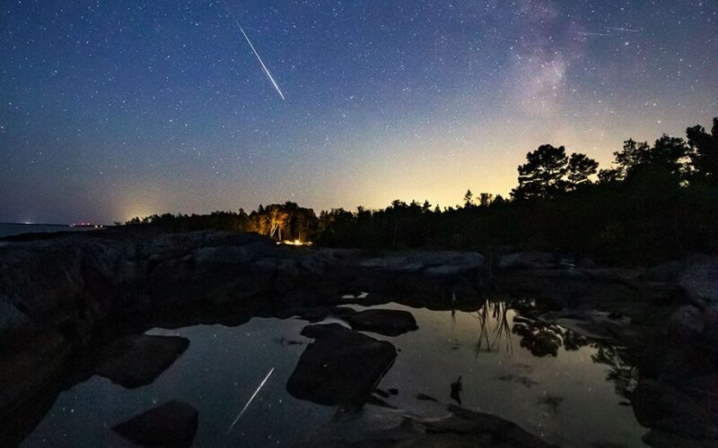 Espacio: Perseidas brillantes bajo Luna nueva