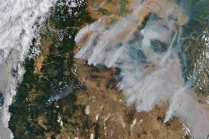 Espacio: El humo cubre Oregón tras decenas de incendios