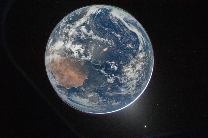 Espacio: La Tierra alumbrada por la Luna desde Artemis II