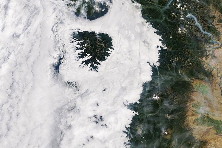 Tierra: Las montañas emergen entre nubes del Pacífico