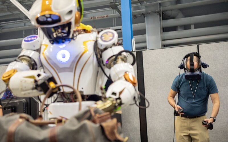 Tecnología: Robots que abren escotillas y ayudan a astronautas